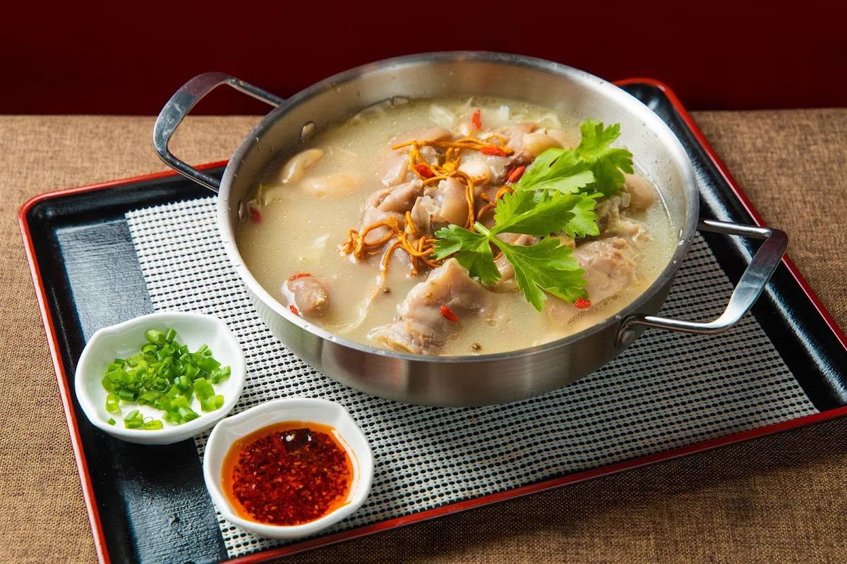 beef bone broth and offal hot pot 翘脚牛肉-牛杂